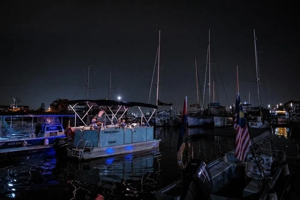 相比匆忙的陆路通关，夜间游船悠闲、惬意，充满度假气息。