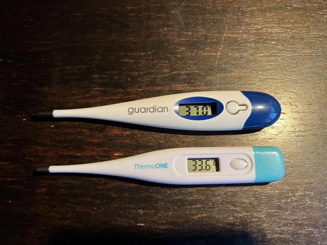 各大药房可以买到的温度计。（联合早报）