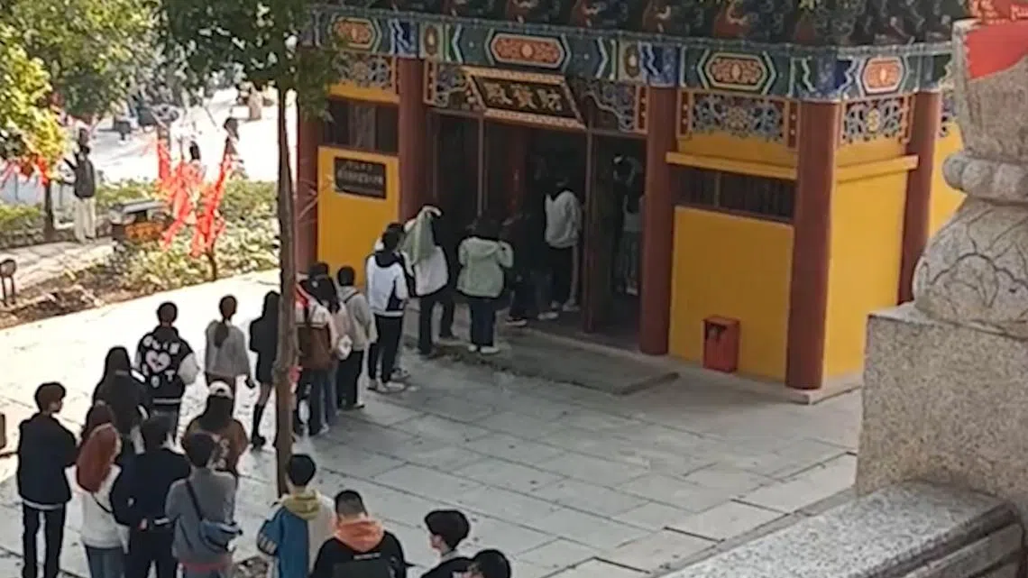 中国近日一段财神殿前不少年轻人排队等候上香膜拜的视频引起热议。（微博）