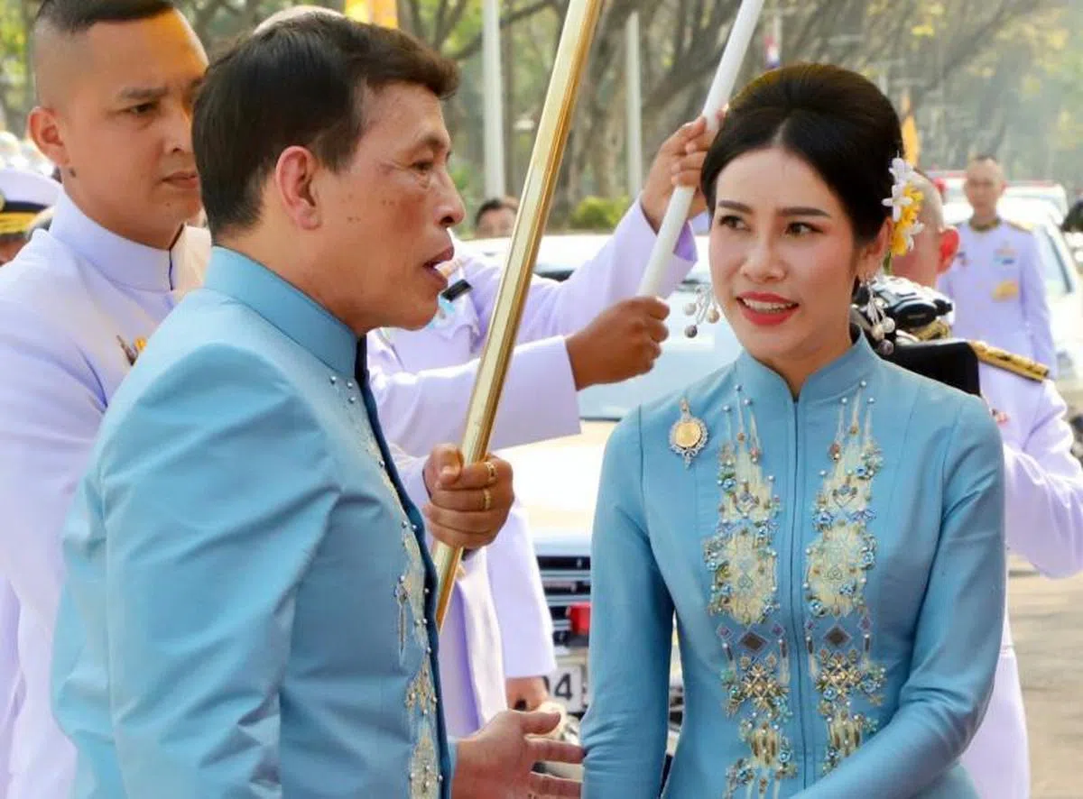  诗妮娜由于位阶关系无法穿上只有王后能穿的金黄色礼服，泰王为此降格穿上和她一样的淡蓝色礼服，显见诗妮娜在泰王心中的特殊地位。（欧新社） 