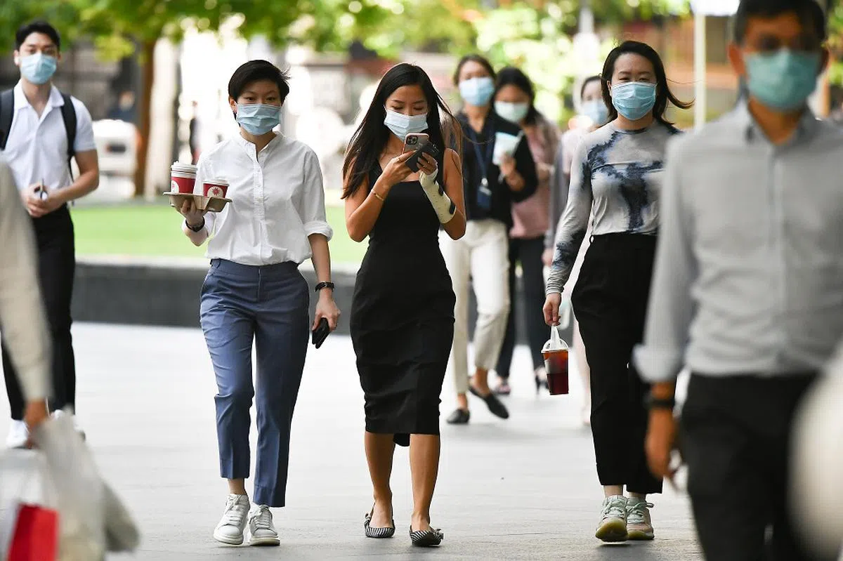 2020年爆发的冠病疫情彻底改变了职场生态。（海峡时报）