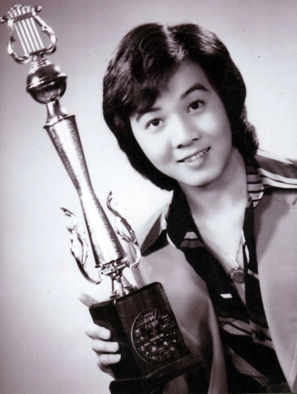 年轻的凌霄，享有“青春歌王”的称号。