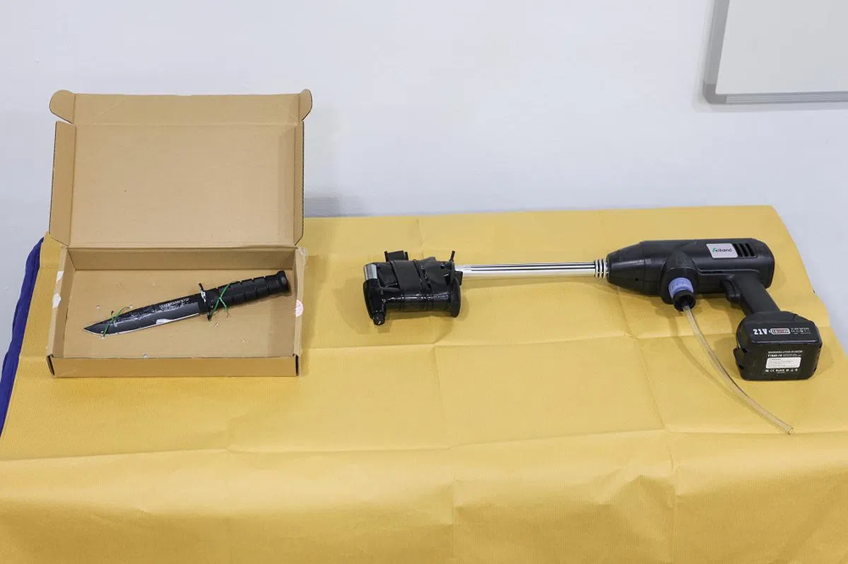 喷火器（右）都可以自制，看来这名通缉犯不简单。（海峡时报）