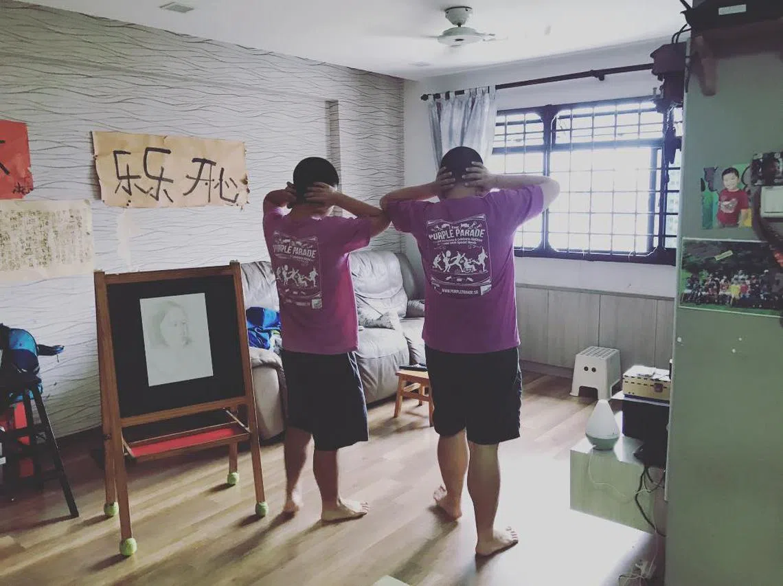 李欣赏（右）选择以积极的心态，来面对养育儿子（左）在生活中所碰到的各种问题和挑战。（李欣赏提供）