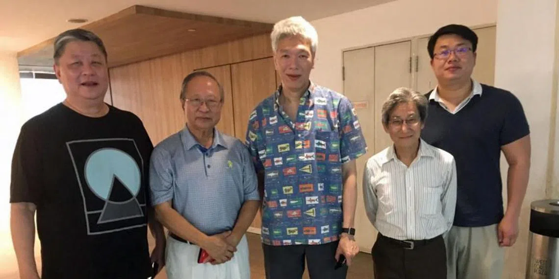 建国总理李光耀的次子李显扬（左三）力挺人民行动党前议员陈清木（左二）另立政党。（互联网）