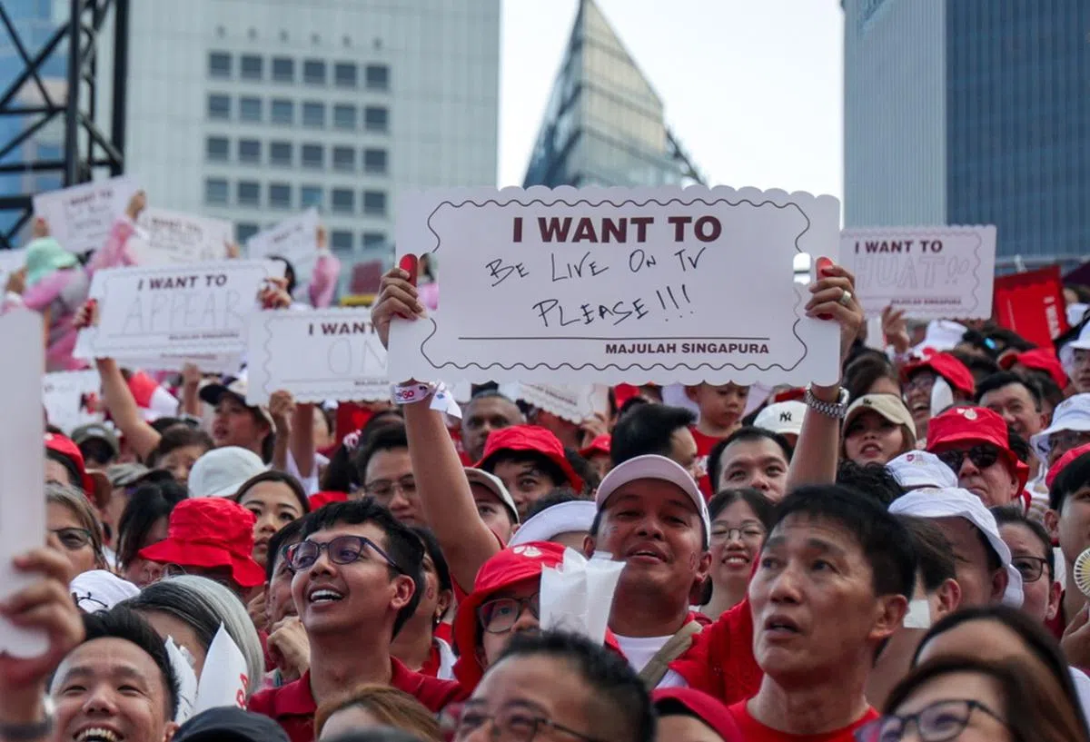 这位大哥即使没上电视直播，被摄影记者拍到也算是得到安慰奖吧？（海峡时报）