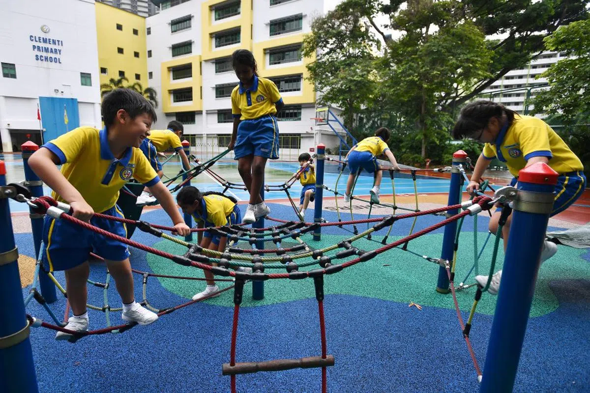 小学生在游乐场玩乐。（海峡时报）