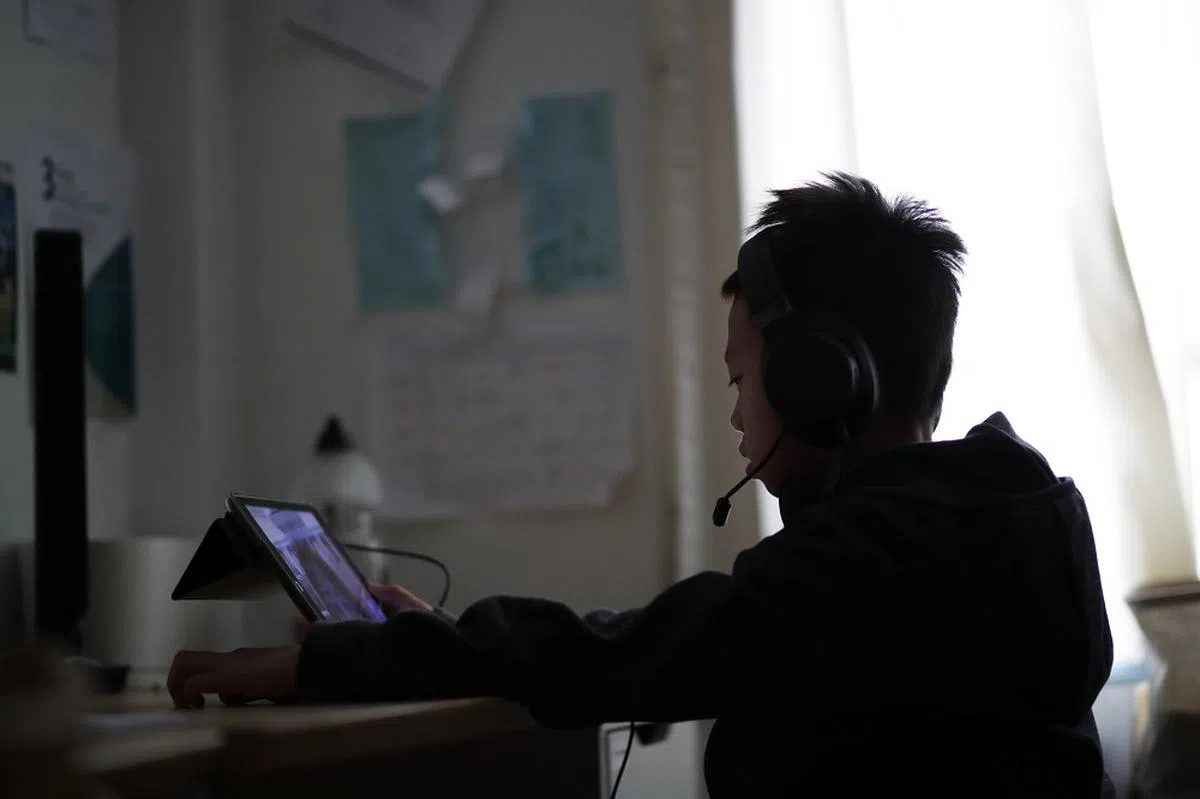 自2021年起，新加坡每名中学生都有一台由学校派发的平板电脑或笔记型电脑，方便他们自主学习。（海峡时报）