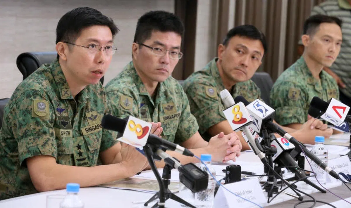  陆军总长吴仕豪少将（左一）和三军总长王赐吉中将（左二）。（联合早报） 