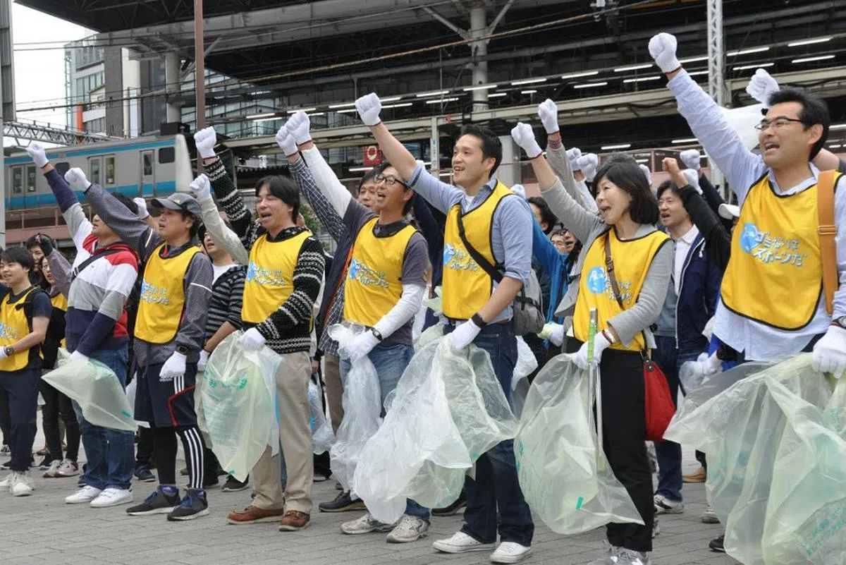 日本人在SpoGomi比赛开始前，会一起喊口号：“捡垃圾是体育运动！”（日本时报）