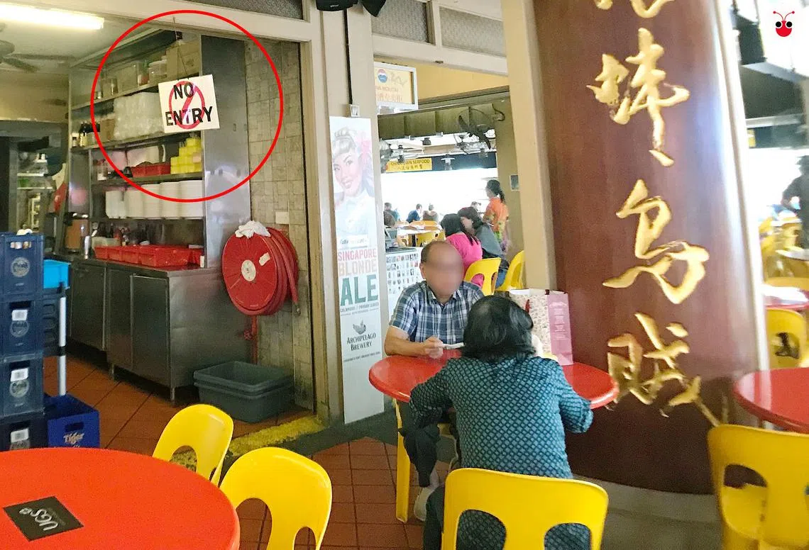 位于牛车水步行街的这家餐馆以往每天都有30人上门借厕所，结果将厕所弄得脏乱不已。店员一气之下挂出“禁止进入”的牌子，提醒非食客勿擅闯。（新明日报）