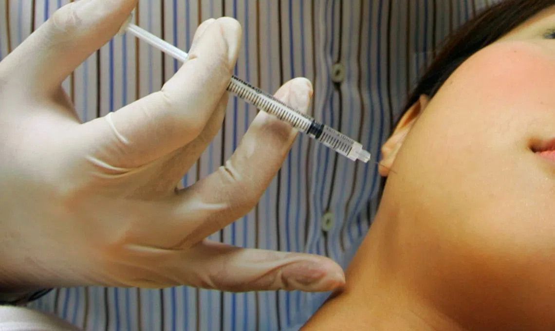 近期不少法庭案件显示，有人非法在家中提供医美服务。（海峡时报档案照片）