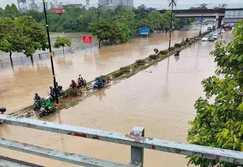 东北季风带来的长命雨导致多条通往柔佛其他地区的主干道路遭洪水阻断。（脸书）