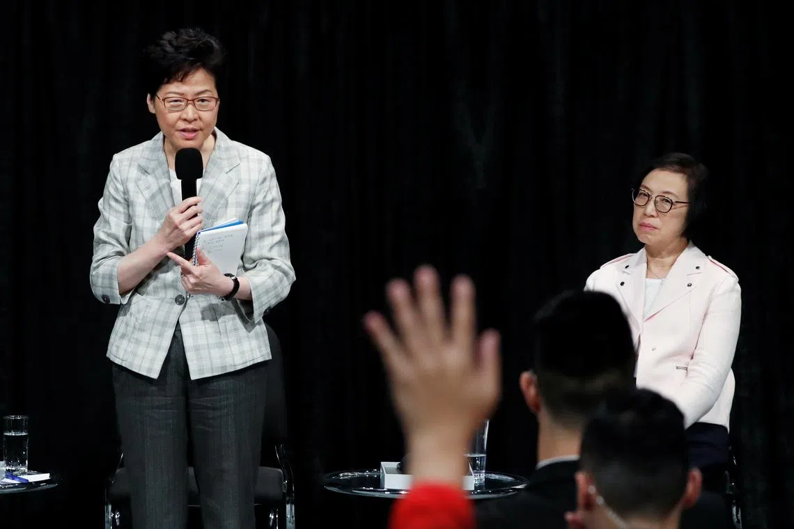 林郑月娥提倡的首场社区对话昨晚于伊丽莎白体育馆登场。（路透社）