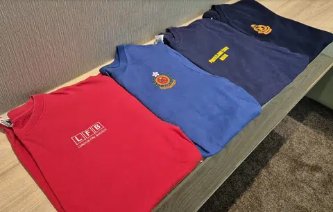 来自伦敦、香港、马耳他以及马来西亚消防局的T恤。