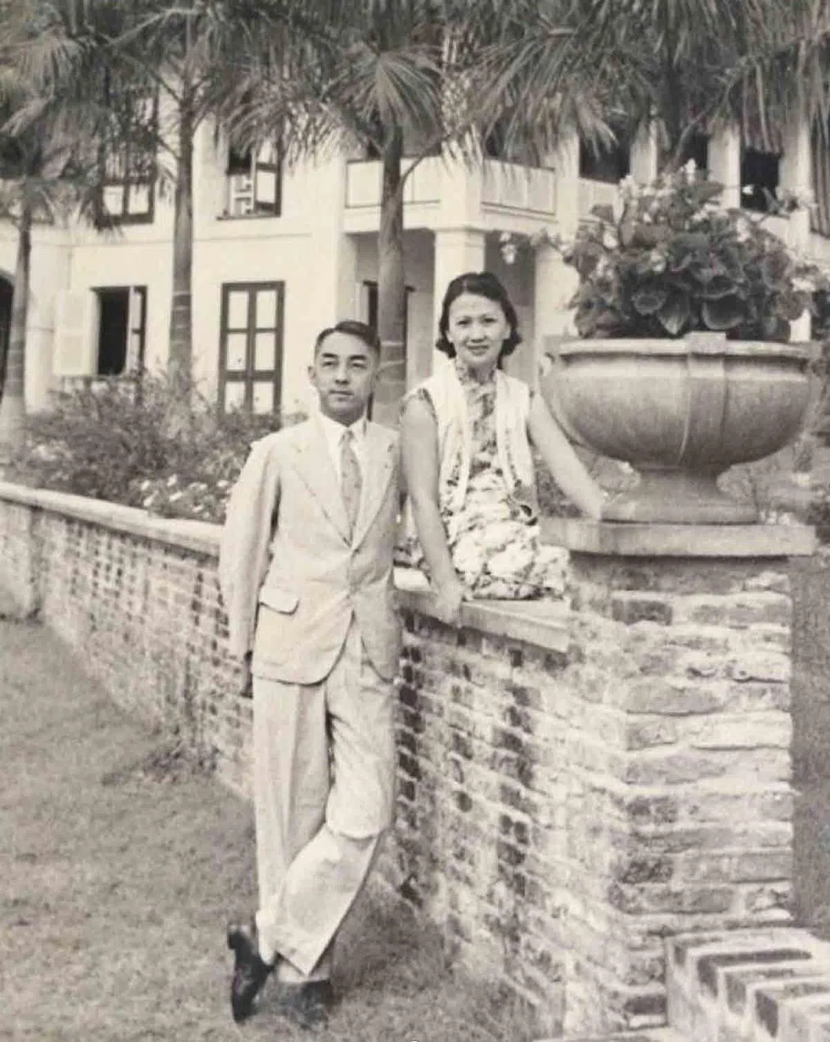  凯文的姑婆关馥馨（Margaret Kwan）与丈夫胡载坤医生摄于期颐园（Buitenzorg）。（关凯文提供） 
