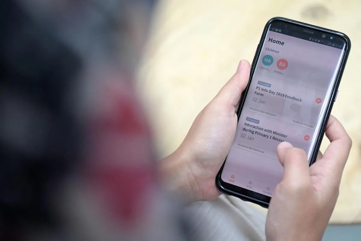 教育部于2019年推出“家长联通”（Parents Gateway）应用程序，促进家长和学校之间的沟通。（海峡时报）