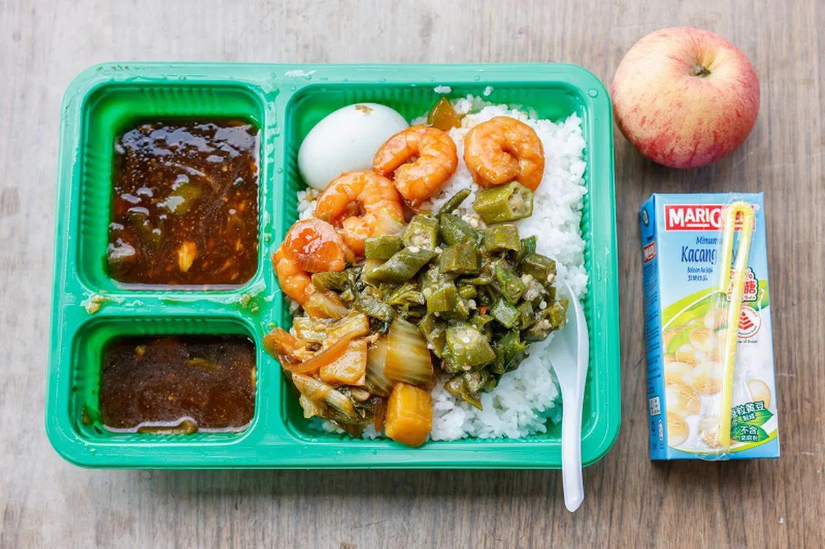 今天的饭盒总算符合每餐伙食都应该具备的基本卫生条件。（人力部提供）
