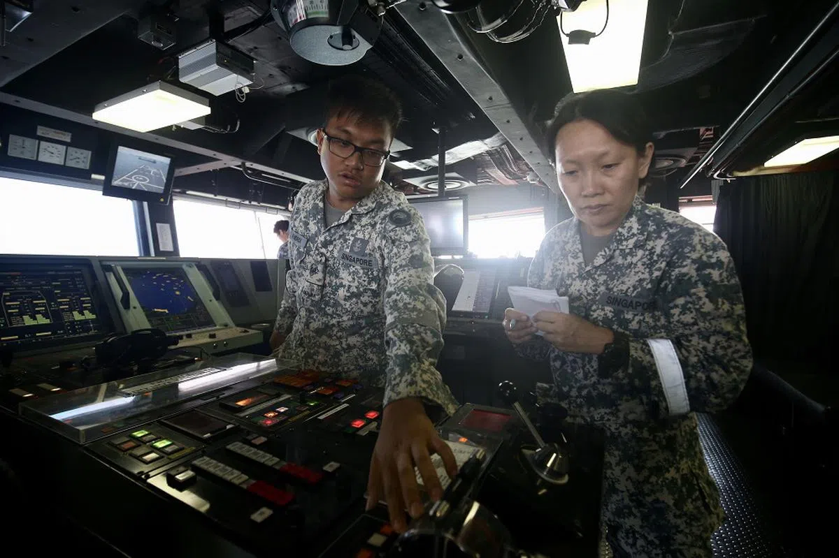 志愿军也有机会出海参与海军行动，向海军正规军人了解舰桥的运作。（联合早报）