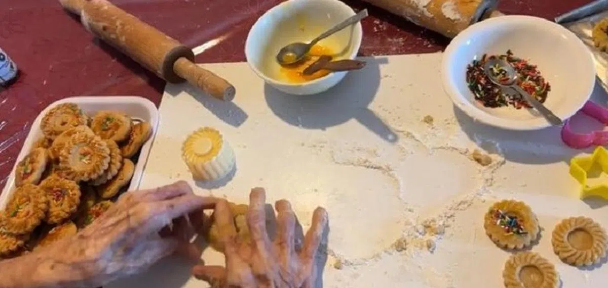 罗老太太热爱烘焙，看到亲友对她的手艺赞不绝口时，会让她很开心满足。（海峡时报）