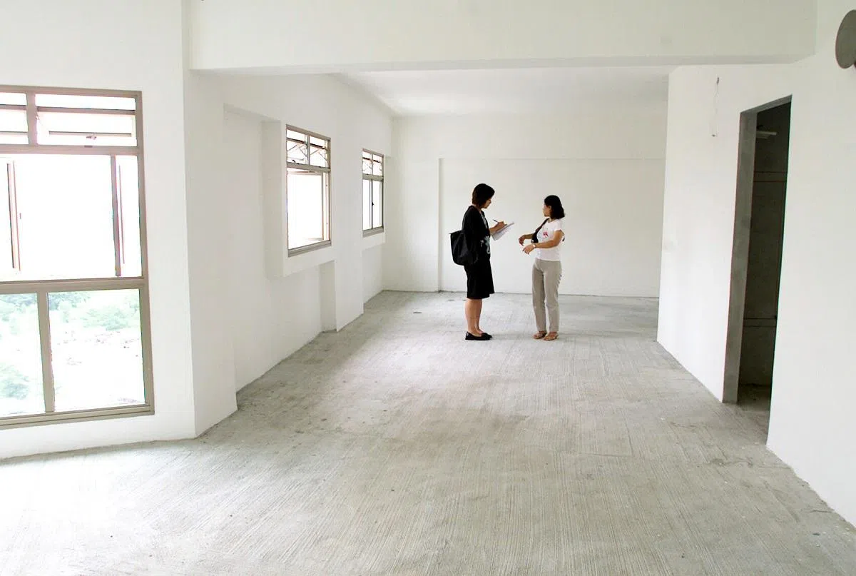 榜鹅东白色组屋完全没有隔墙，屋主可以随心所欲地装修布置。（联合早报档案照）