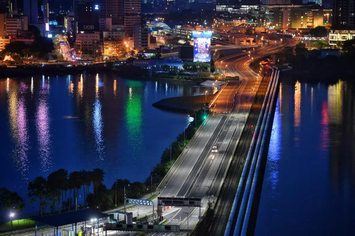  新马相继封锁边境后不复以往繁忙的新柔长堤。（海峡时报） 