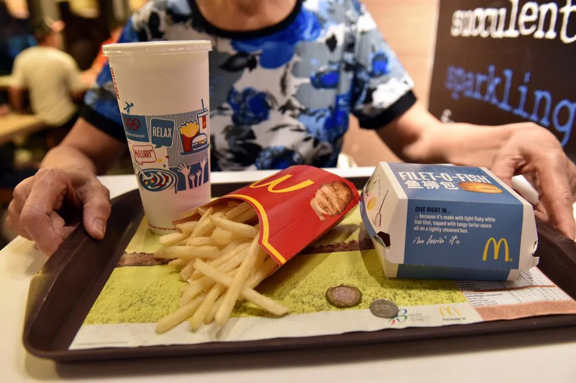 一名网民在脸书上申诉，在麦当劳等了一个半小时才领到餐点。（新明日报）