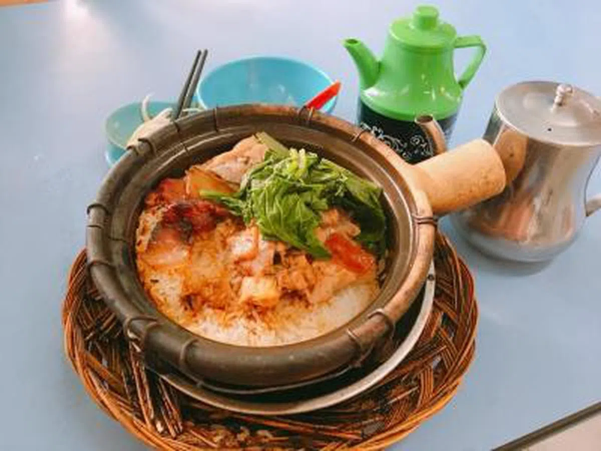  位于牛车水大厦熟食中心的联合本记煲饭，老板娘采用传统瓦煲以慢火煲煮的方式，坚持现点现煲。（联合晚报） 