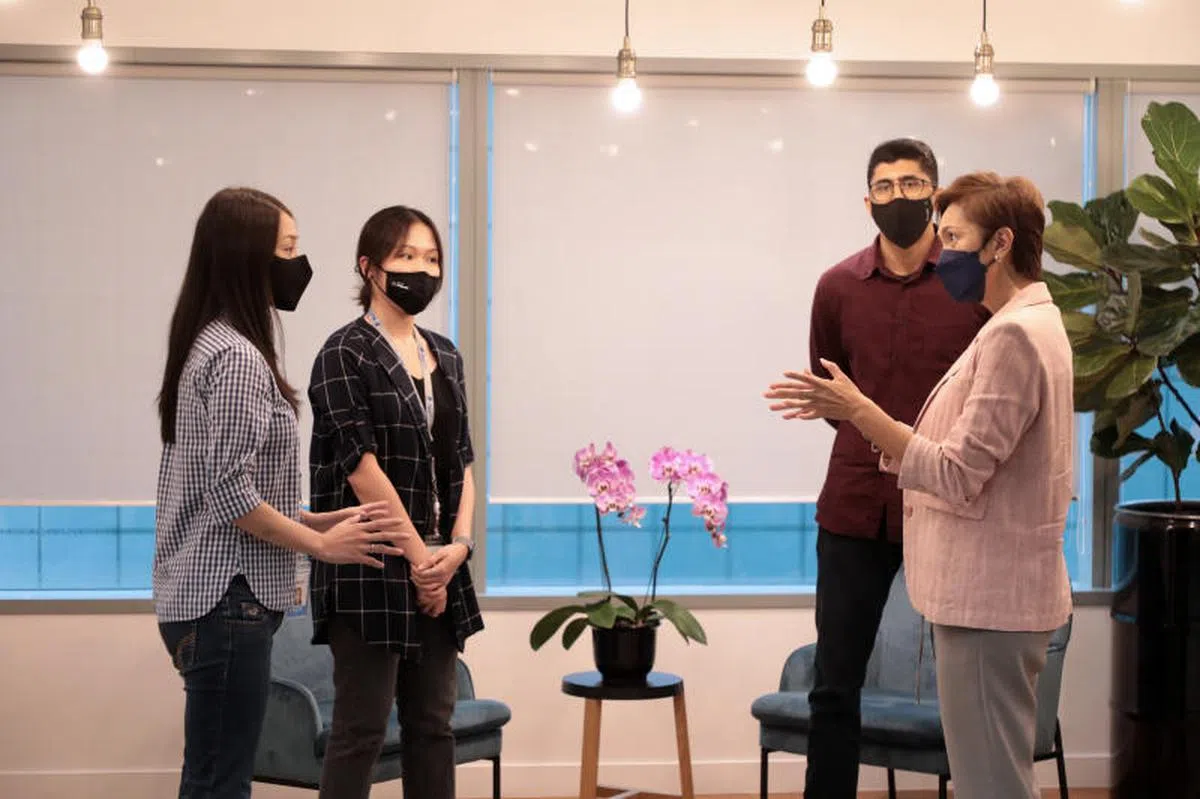  通讯及新闻部长兼内政部第二部长杨莉明（右一）。（联合早报） 