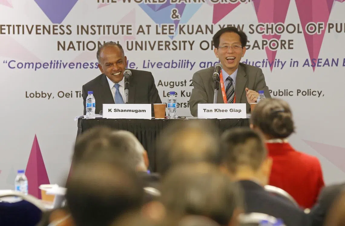 尚穆根（左）：智库可以和政府唱反调，但不能因为受外国政府影响而试图左右政府决策。（海峡时报）