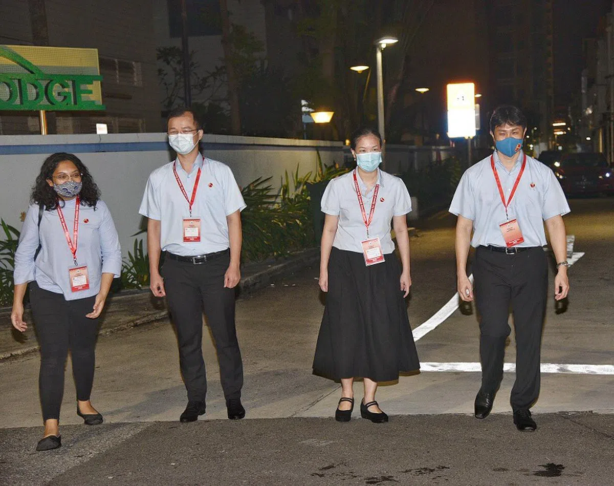 去年全国大选在盛港集选区胜选的工人党年轻四人组：林志蔚（右起）、何廷儒、蔡庆威和辣玉莎。（海峡时报）