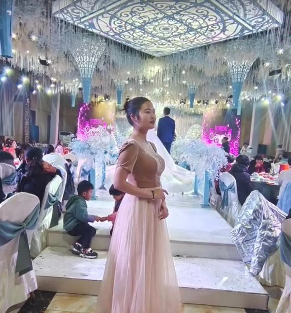 职业伴娘。（截自山海视频）