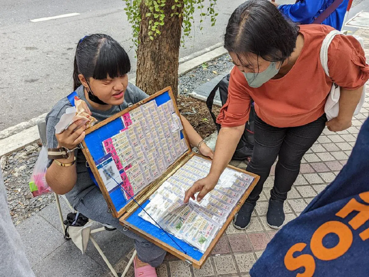 彩票是泰国目前允许的赌博活动之一。（海峡时报）