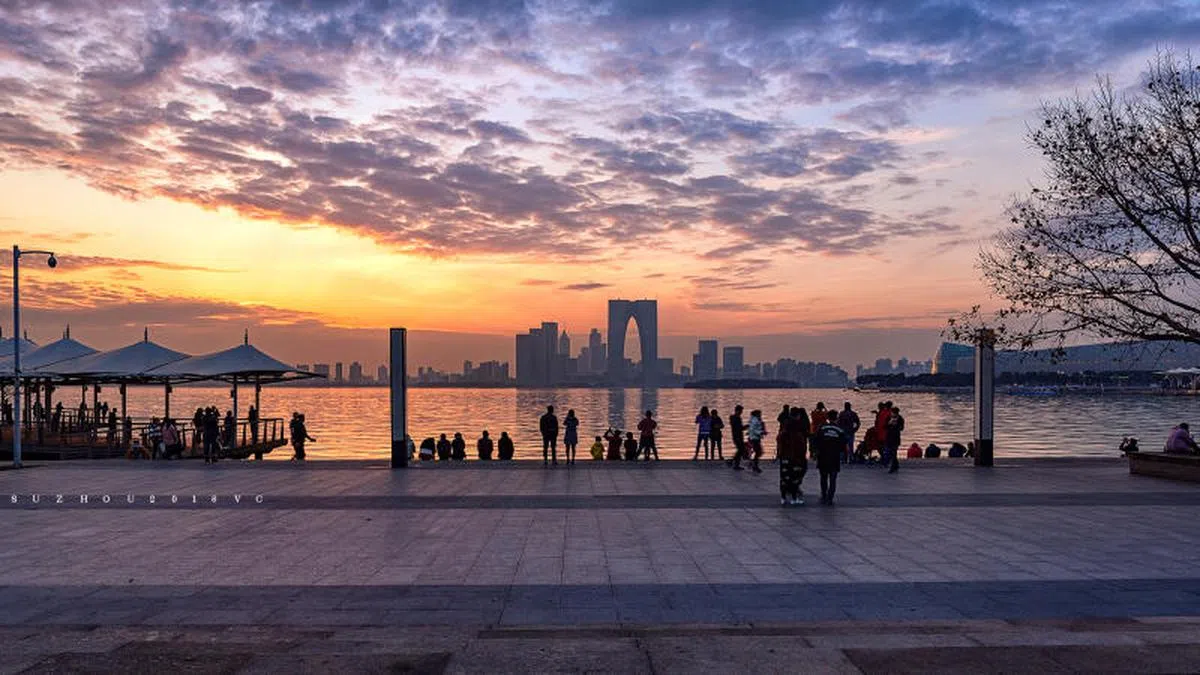  苏州工业园区美丽的金鸡湖畔不仅是这座城市的一张发展名片，也是当地居民的休闲好去处。（苏州工业园区提供） 