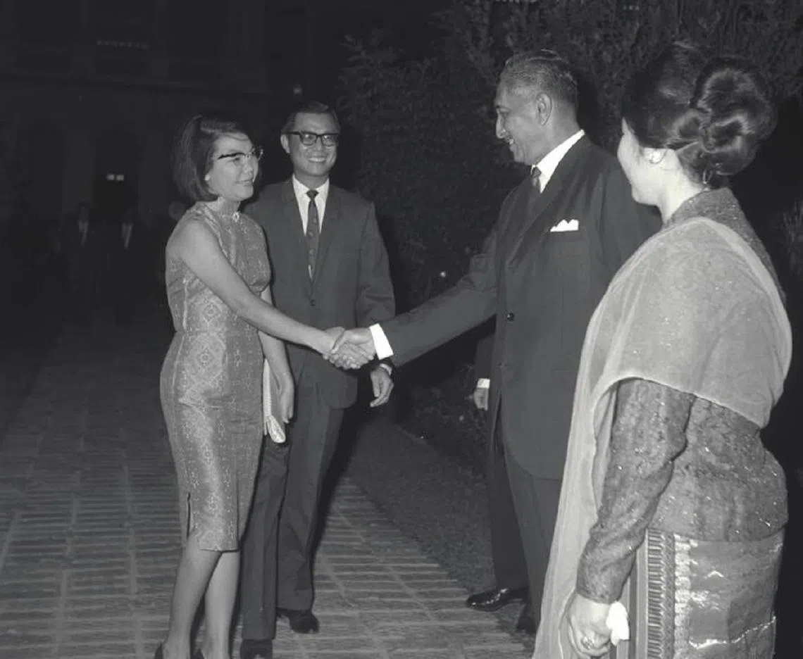 1966年王邦文（左二）与陈翠嫦（左一）出席新加坡首任总统尤索夫伊萨（右二）伉俪在总统府举行的开斋节庆祝会。（海峡时报）