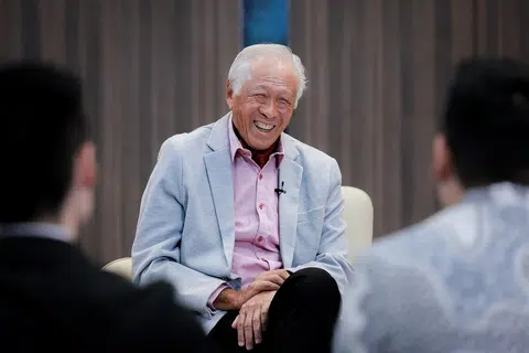 即将卸任的黄永宏，5月13日在国防部总部接受本地媒体采访，回顾自己24年的从政岁月。（联合早报）