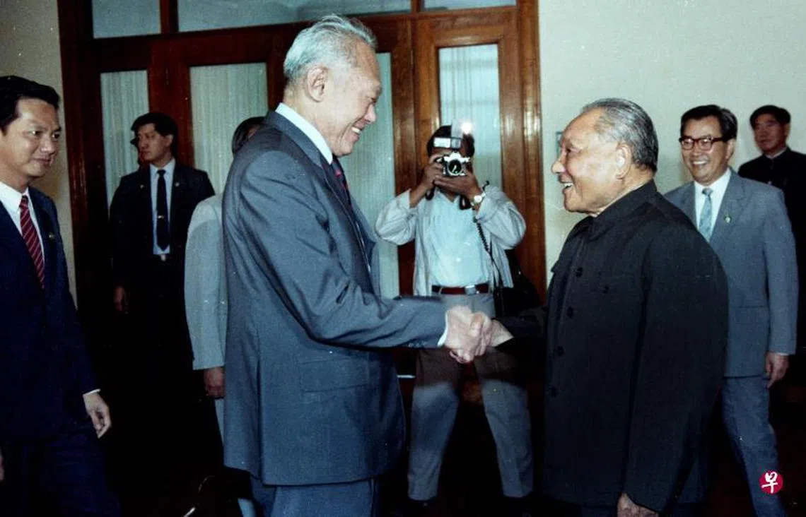 1988年9月14日至22日，时任我国李光耀总理应中国政府之邀，到中国作为期9天的官式访问。9月17日，李光耀在人民大会堂与邓小平进行了他们之间的第四次的会面。（联合早报档案照）