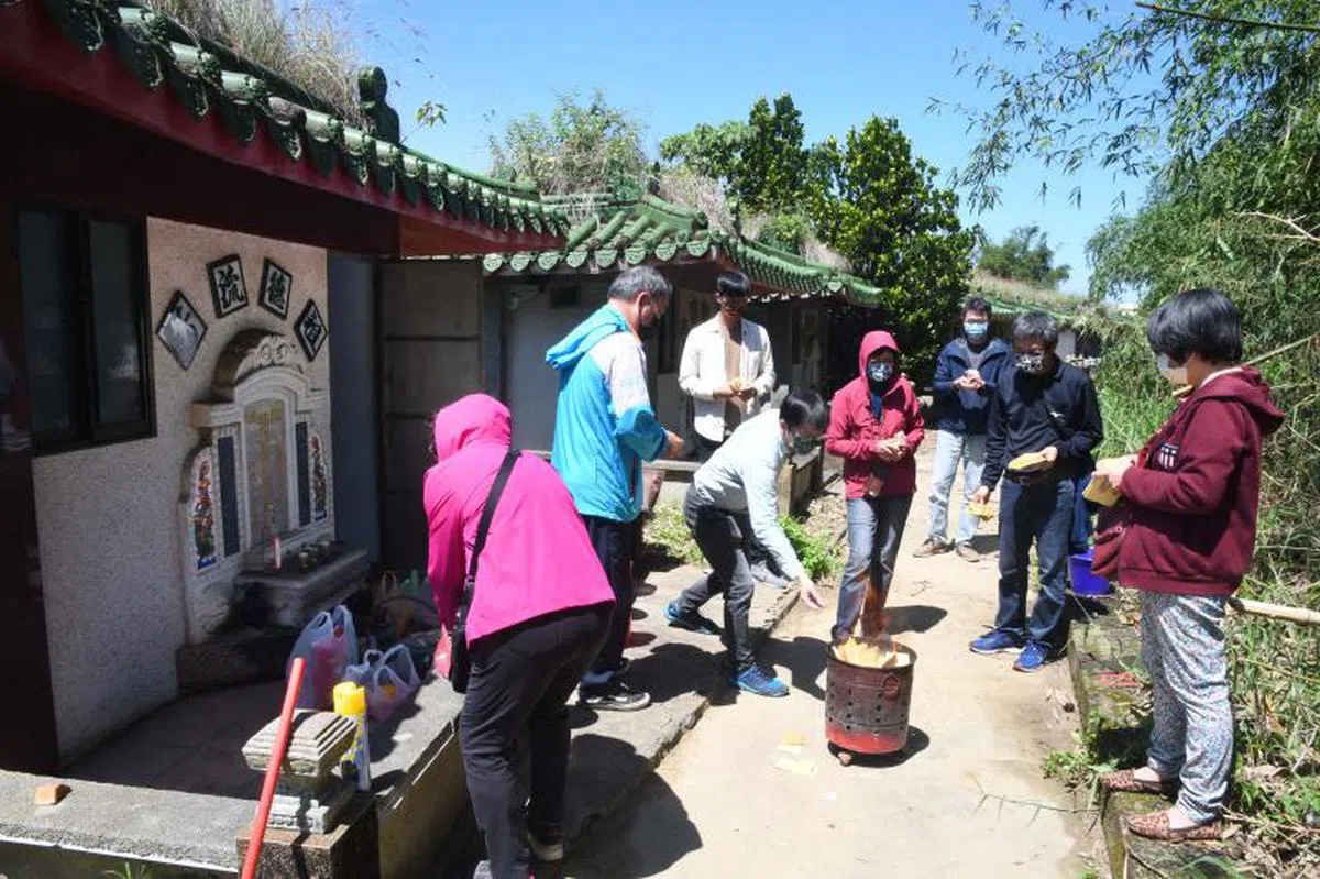 今年清明节，许多台湾游子都回乡祭祖扫墓。（中通社）