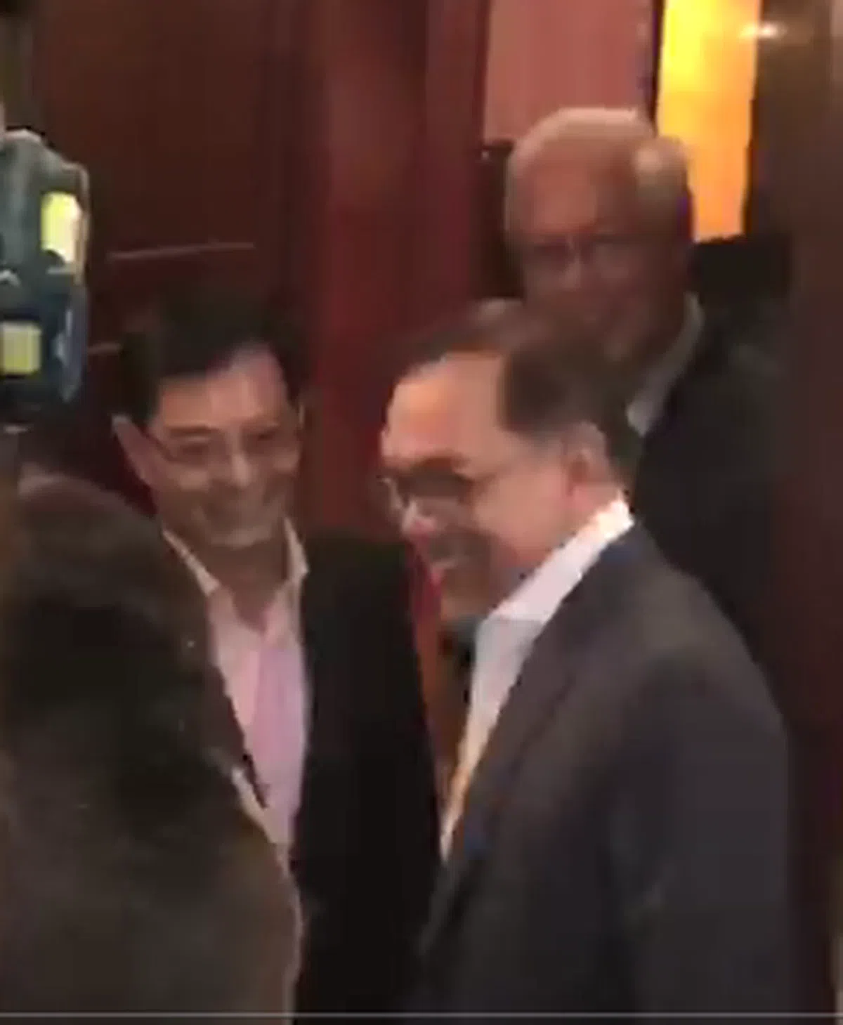  （左起）：王瑞杰、吴作栋（最高那位）、安华。（沈泽玮摄） 