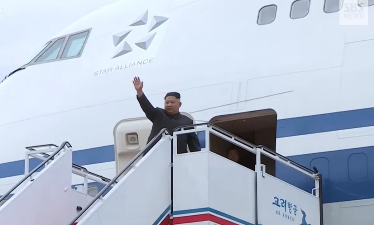  金正恩从平壤国际机场出发前来新加坡。（朝鲜中央电视台纪录片截图） 