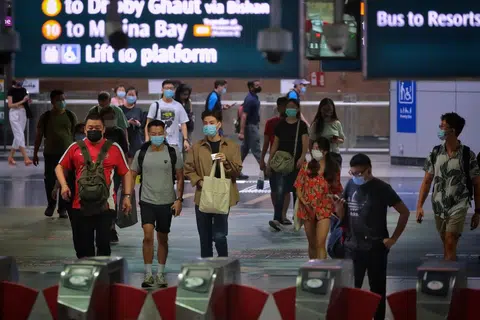 政府日前宣布，我国将在未来几个月逐步放宽各项防疫措施。（海峡时报）