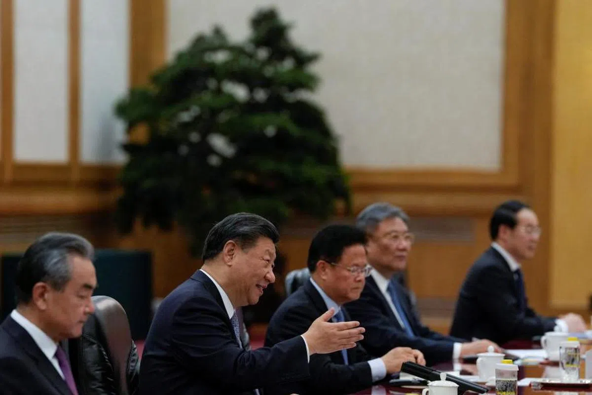 中国近期几个重要外交场合都没有秦刚的踪影。图为习近平（左二）和王毅（左一）。（路透社）