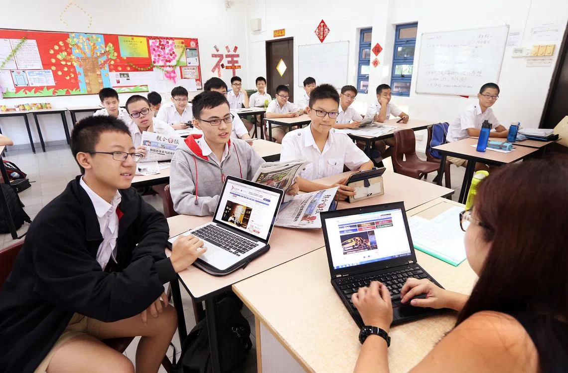 华侨中学自2015年起，让学生订阅《联合早报》多合一综合配套后，发现对提升语文能力及搜寻辅助教材很有帮助。（联合早报）