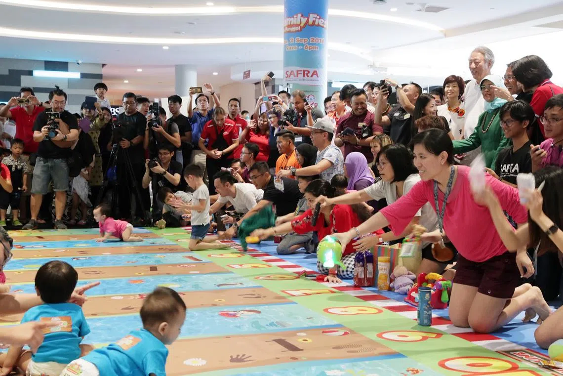 榜鹅战备军协俱乐部与凝聚家庭理事会及支持婚姻与生育的社区运动HeyBaby联办2018年年度家庭盛会“家庭嘉年华会”（My Family Fiesta），活动亮点之一的婴儿爬行比赛“爬爬乐”（Diaper Dash）。（海峡时报）