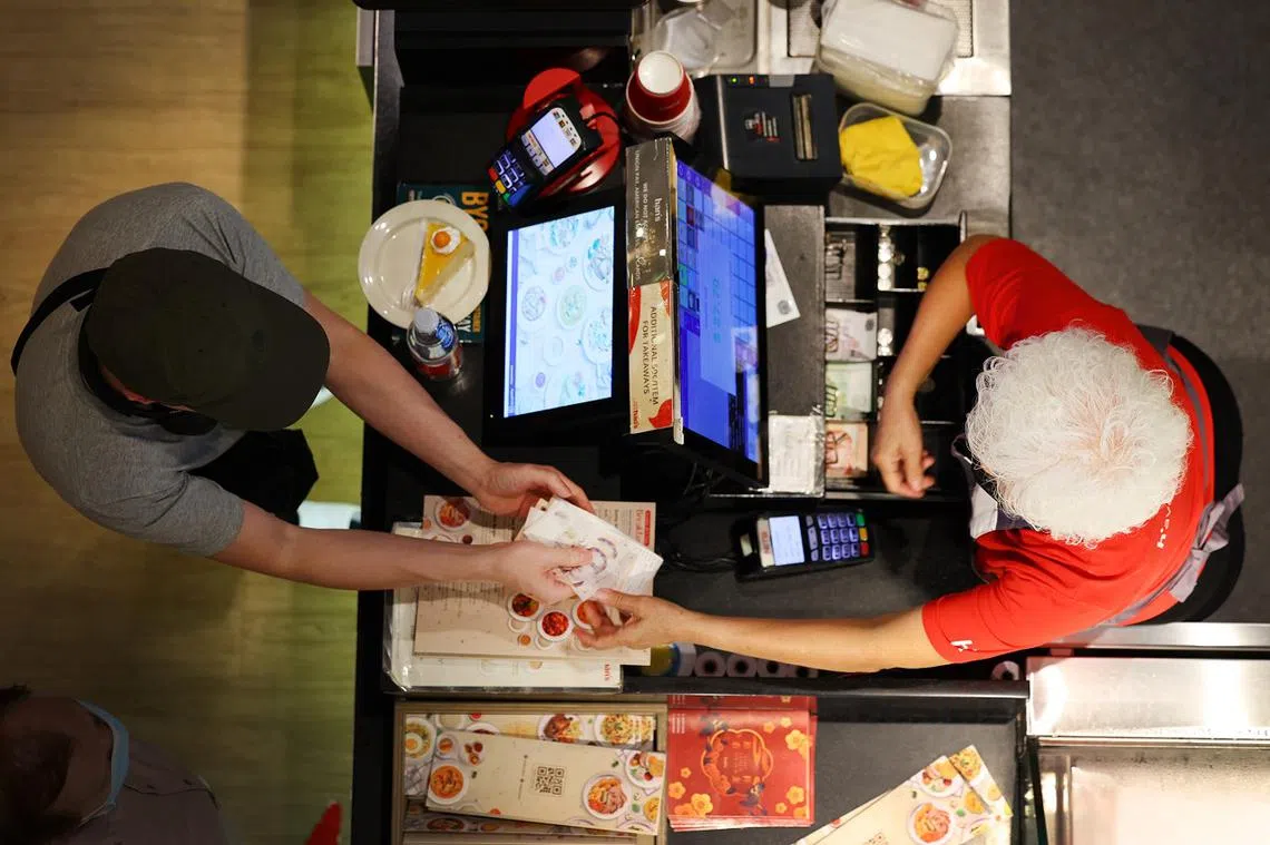 在“小贩承前启后计划”下，摊主与潜在接班人搭线后，后者有三个月的时间学习仿制摊贩的招牌菜口味，成功接手后也须在前三年，沿用摊位名称及继续售卖招牌菜。（联合早报）