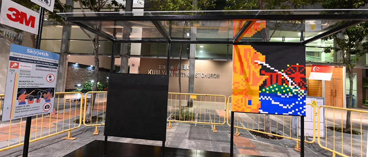  鼓励观众刮除黑漆的互动式艺术品。（新加坡仲夏夜空艺术节） 