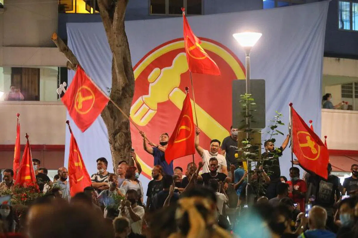  大选日晚上，工人党的支持者都涌到街头“聚会”，很多人都没有保持安全距离。（联合早报） 