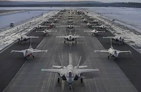 F35A隐形战机和F-16战隼战斗机。（美国空军）