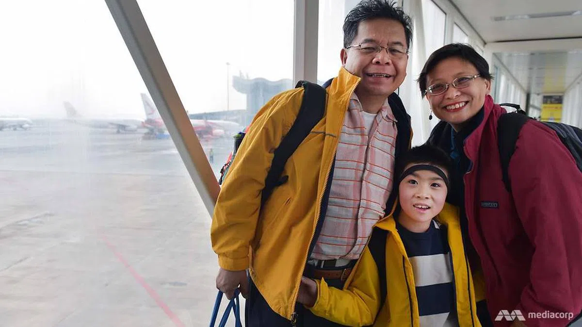  科元离开北京前与养父养母合照。（亚洲新闻台） 