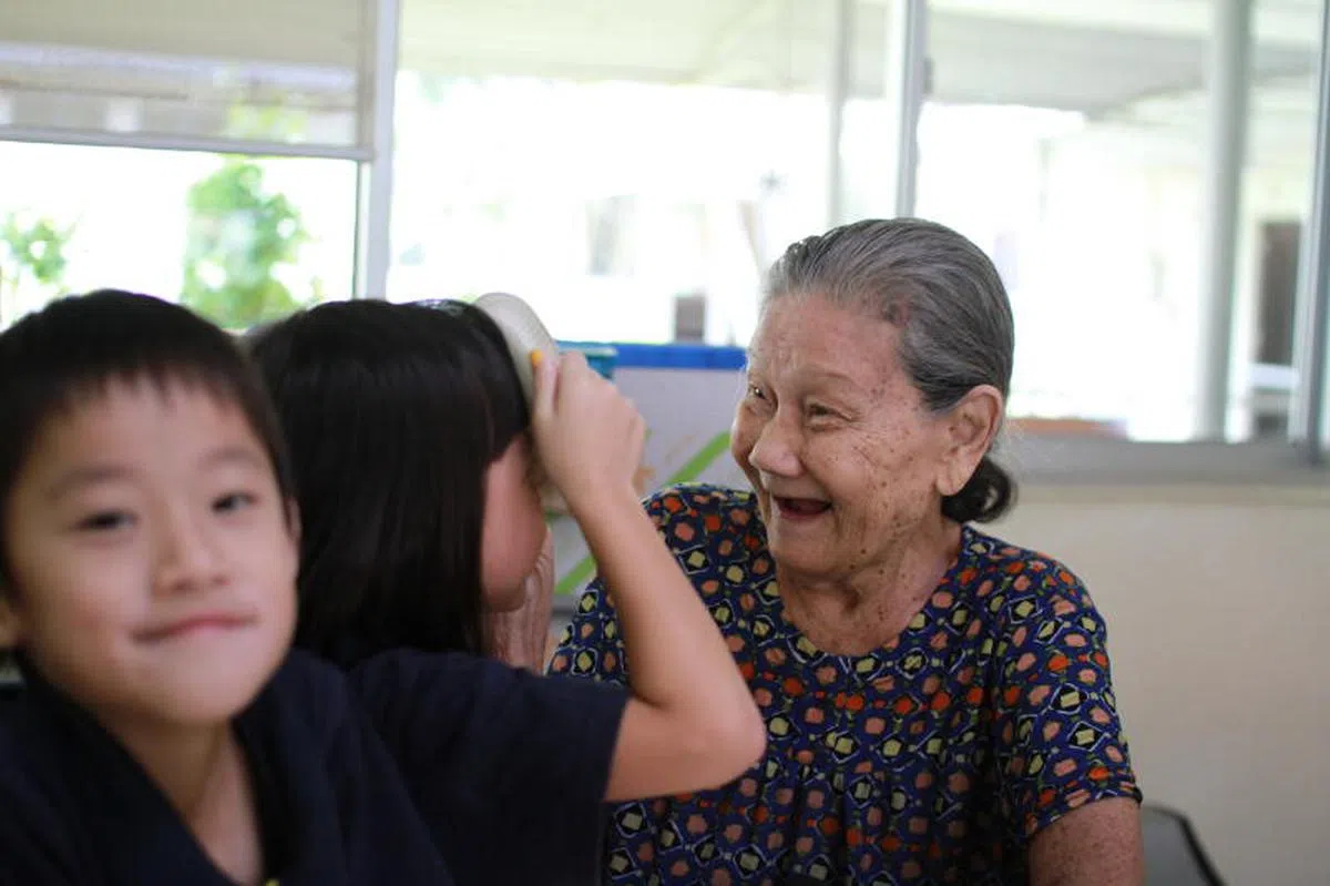 立德和百德幼儿园则是从10多年前开始与慈善机构圣约翰养老院（St John’s Home for Elderly Persons）合作，安排五和六岁的小朋友探访养老院。看到幼儿园的小朋友，圣约翰养老院的年长者乐开了怀。（联合早报）